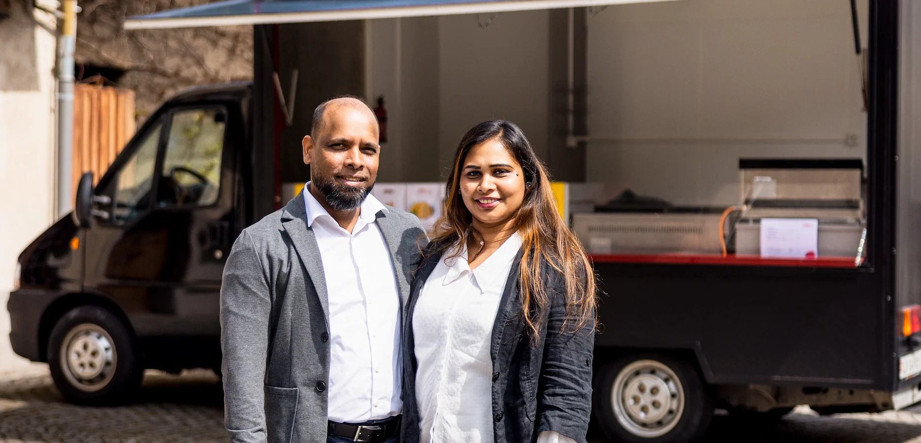 Santhi und Uma vor ihrem Jaffna Curry Bowl Foodtruck
